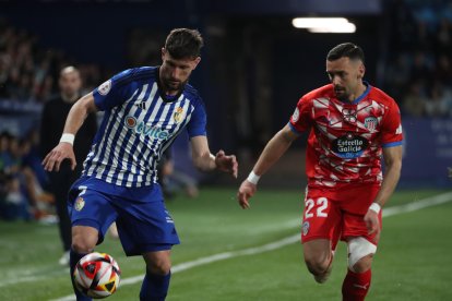 Un momento del encuentro del SD Ponferradina al CD Lugo, disputado en el estadio de El Toralin en Ponferrada.