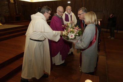 Plegaria en la Basílica de La Virgen del Camino.