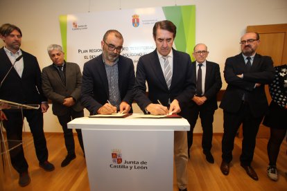 El alcalde de Cubillos del Sil y el consejero de Medio Ambiente, Vivienda y Ordenación del Territorio firmaron el protocolo para la ampliación de El Bayo