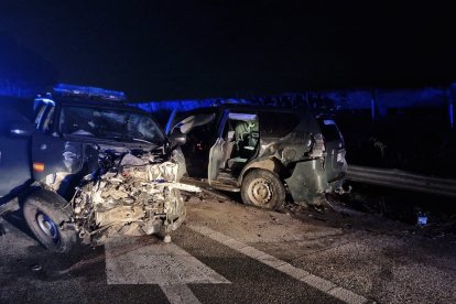 Vehículos del Grupo de Acción Rápida de la Guardia Civil arrollados de madrugada por un camión en la AP-4.