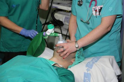 Un enfermo de cáncer de pulmón en el Hospital de León.