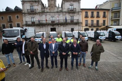 El alcalde de Ponferrada y varios concejales y responsables de limpieza, en la presentación.