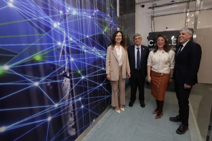 Visita de la consejera González Corral al supercomputador, Universidad de León.