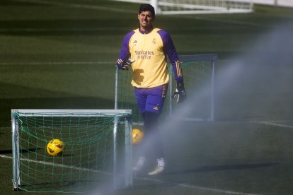 El portero belga Thibaut Courtois participa en el entrenamiento de su equipo en la Ciudad Deportiva de Valdebebas en Madrid este viernes.