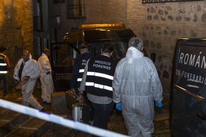 Miembros de los servicios forenses se han personado este martes en la calle Santa Leocadia de Toledo donde cuatro personas han sido localizadas muertas en una vivienda de la capital.