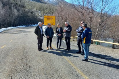 Foto de la visita de los diputados del PP a la carretera de Valdeprado.