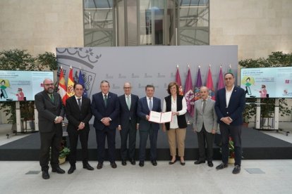 El consejero de la Presidencia, Luis Miguel González Gago, suscribe los convenios de adhesión al Plan de Expansión Rural del 012 con las diputaciones de Burgos, León, Palencia, Salamanca, Soria y Zamora.