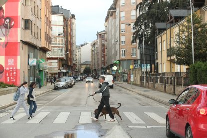 El último tramo pendiente de reforma de la calle Camino de Santiago en Ponferrada, este miércoles.