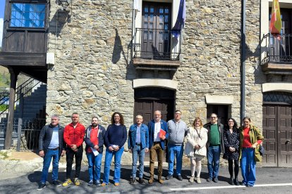 Foto de familia de la visita, facilitada por el Consejo Comarcal.