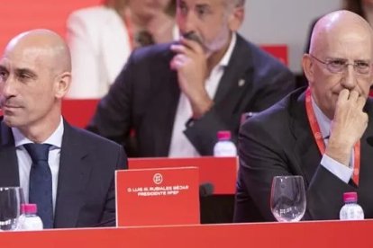 Luis Rubiales, junto al leonés Tomás González Cueto, uno de los detenidos en la operación de la UCO. AGENCIAS