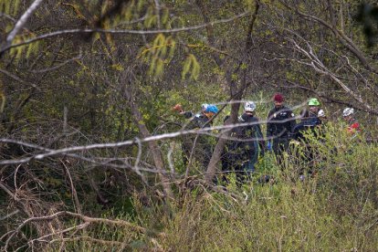 Efectivos de emergencias rescataron un cuerpo sin vida del río Ebro en Logroño en la zona donde se busca desde hace más de dos semanas al joven Javier Márquez.