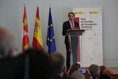 El consejero de la Junta, Juan Carlos Suárez-Quiñones, este jueves en su ponencia durante la celebración en Ponferrada de la jornada sobre innovación y desarrollo territorial.