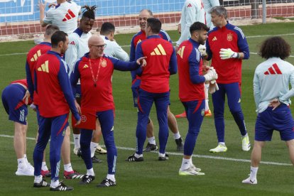 LAS ROZAS (MADRID), 21/03/2024.- El técnico de la selección española de fútbol, Luis de la Fuente (4i), da instrucciones durante un entrenamiento del equip en la Ciudad del Fútbol de Las Rozas, Madrid, este jueves, en la víspera de su partido amistoso contra Colombia en Londres. EFE/ Zipi