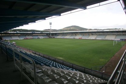 VISTA DEL ESTADIO DE FUTBOL DE EL TORALIN DESDE UNA LATERAL DE LAS GRADAS