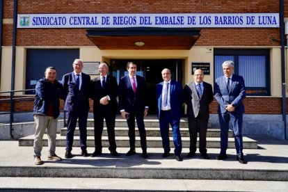 El consejero de Medio Ambiente, Vivienda y Ordenación del Territorio, Juan Carlos Suárez-Quiñones, participa en el acto de homenaje a Ángel González Quintanilla.