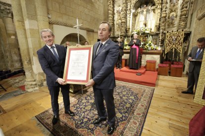 El presidente de la Cámara de Comercio, Javier Vega, entrega la distinción al abad del Perdón, José María Urdiales.