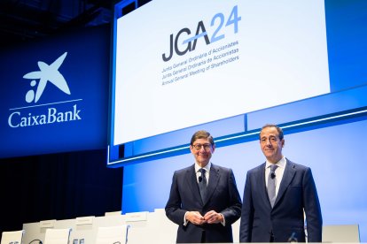 El presidente de CaixaBank, José Ignacio Goirigolzarri, y el consejero delegado, Gonzalo Gortázar, en la Junta General Ordinaria de Accionistas.