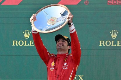 Carlos Sainz celebra en el podio su triunfo en el Gran Premio de Australia.