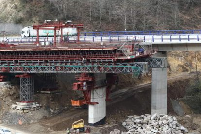 Trabajos de construcción en la entrada sur del viaducto del Castro, donde se desmoronó el segundo de los vanos, en una imagen de esta pasada semana.