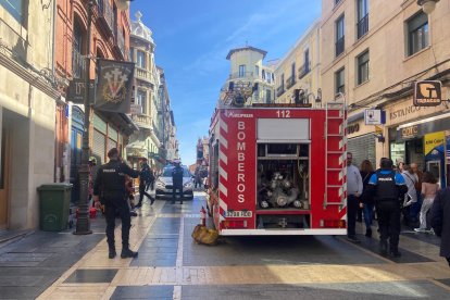 Los bomberos atienden la emergencia que provocó la salida de humos de una alcantarilla.