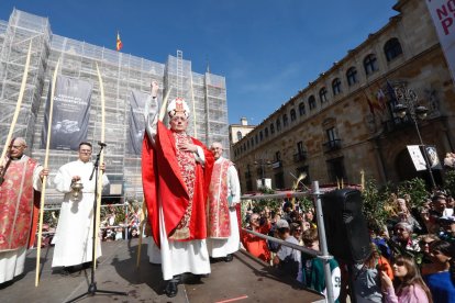 El obispo de León, Luis Ángel de las Heras, bendice los ramos y las palmas de los niños leoneses.