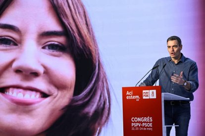 El secretario general del PSOE y presidente del Gobierno, Pedro Sánchez, clausura el congreso extraordinario con el que los socialistas valencianos abren una nueva etapa bajo el liderazgo de la ministra de Ciencia, Innovación y Universidades Diana Morant. EFE/Andreu Esteban