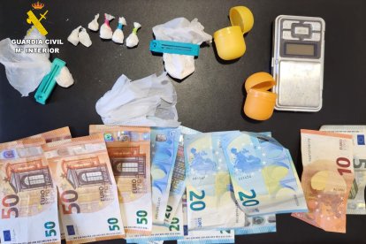 Droga y dinero decomisado por la Guardia Civil.