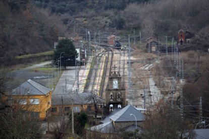 Torre del Bierzo, aniversario del accidente de tren en 1944, entrada a la estacion, al fondo donde la caseta roja era el lugar donde estaba el túnel donde ocurrió el accidente