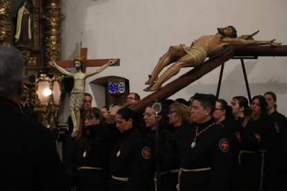 Momento del Viacrucis, estación decimosegunda, en la basilica de la Encina.