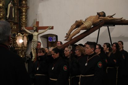 Momento del Viacrucis en la Encina, esta noche de Lunes Santo.