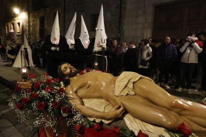 Un momento de la Adoración de las Llagas de Cristo