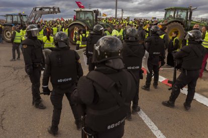 En la imagen se aprecian algunos de los tractores que participaron en la manifestación de Villadangos del 14 de marzo