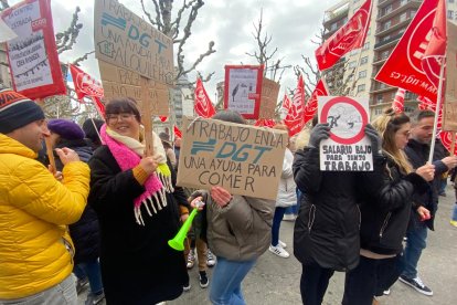 Concentración de los trabajadores del Centro Estrada en la Subdelegación del Gobierno.