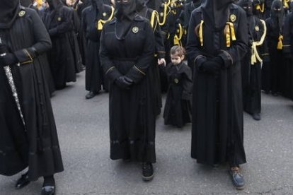 Túnica de la cofradía Angustias y Soledad de León