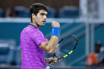 Alcaraz celebra su triunfo ante Lorenzo Musetti en Miami. EFE