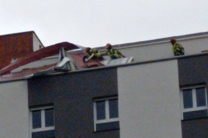 Bomberos de León, en la cubierta de un edificio en la glorieta de Carlos Pinilla.