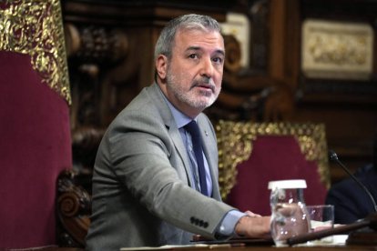 El alcalde de Barcelona, Jaume Collboni, durante el pleno en el que ha planteado al consejo municipal una cuestión de confianza vinculada a la aprobación definitiva del presupuesto, que ha sido rechazada, tras lo cual Collboni ha anunciado la ampliación del gobierno, actualmente solo del PSC y en minoría, a partir de que el próximo 2 de mayo entre en vigor el presupuesto municipal con el mecanismo de la cuestión de confianza, sin especificar ni fecha ni socio. EFE/Alejandro García