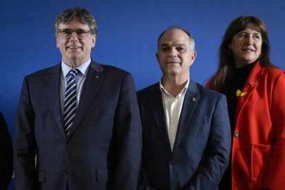 El expresidente de la Generalitat Carles Puigdemont junto a la presidenta de JxCat, Laura Borràs (d), y el secretario general del partido, Jordi Turull (c), durante el acto de firma del acuerdo de Junts per Catalunya con Joventut Republicana, Els Verds-Alternativa verda, Reagrupament, Acció per la república, Estat Català, MESCat y Demòcrates de Catalunya, que se ha realizado este martes en Perpinyà (Francia). EFE/David Borrat.