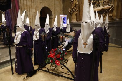 Un momento de la Procesión, que no salió por el tiempo.