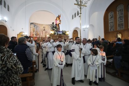 Acto religioso en el interior de la iglesia de San Pedro tras suspenderse la Procesión de la Santa Cena de Ponferrada.