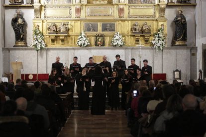 Ronda Lírico Pasional Luis Pastrana de la cofradía del Desenclavo.