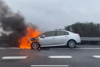 Un coche se incendia en la A-66 en León