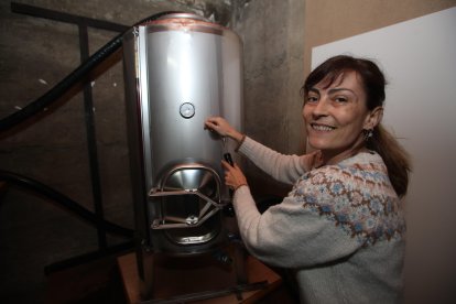 Raquel López embotella la limonada que ha ganado el concurso de Ponferrada.