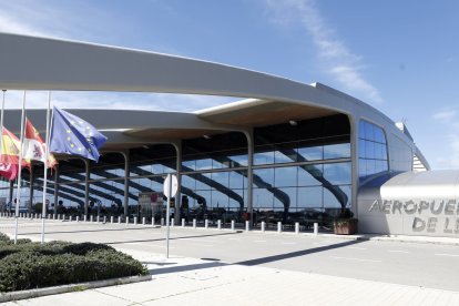 Vista exterior del aeropuerto de León.