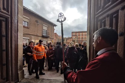 El mal tiempo obligó a que el oficio se realizara dentro de la iglesia de Santa Marina.