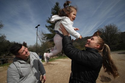 Arthur, Isis y Silvia son los tres miembros de la última familia que ha llegado al Bierzo a través del programa 'Volver al pueblo'