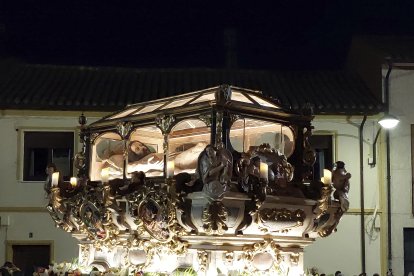 Procesion del Santo Entierro durante el viernes noche.