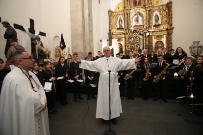 Cante de la Salve en la Iglesia de San Andres tras suspenderse la procesion de la Soledad en Ponferrada foto Luis de la Mata