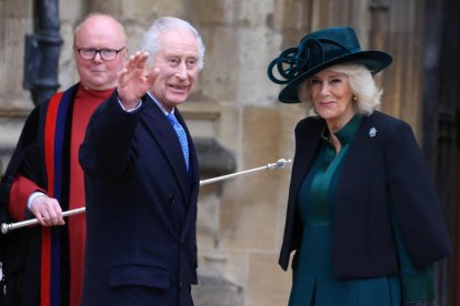 El rey Carlos de Inglaterra y Camila, en la misa de Pascua