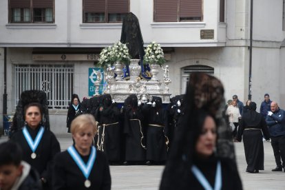 La Virgen de la Encina fue despojada del luto para recibir la noticia de la resurrección de su hijo.